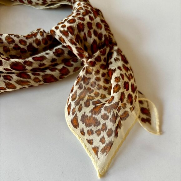 Women's Silk Leopard Print Artisanal Neck Scarf Cream Tan Brown 21"x21" EC - Picture 3 of 9